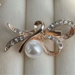 Elegant Gold and Pearl Bow Brooch